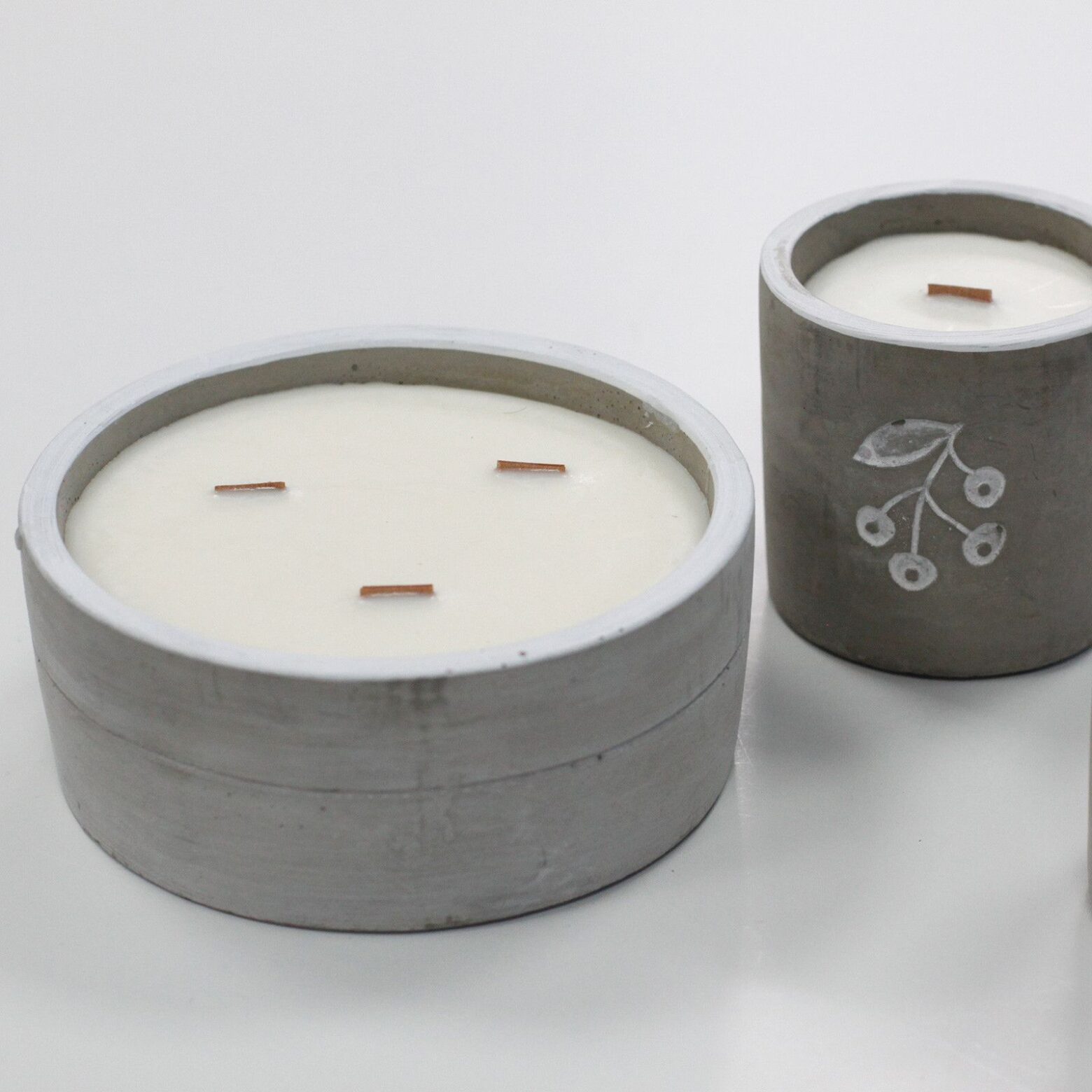 Med Concrete Soy Candle - Berrys - Juniper & Sweet Gin - Image 3