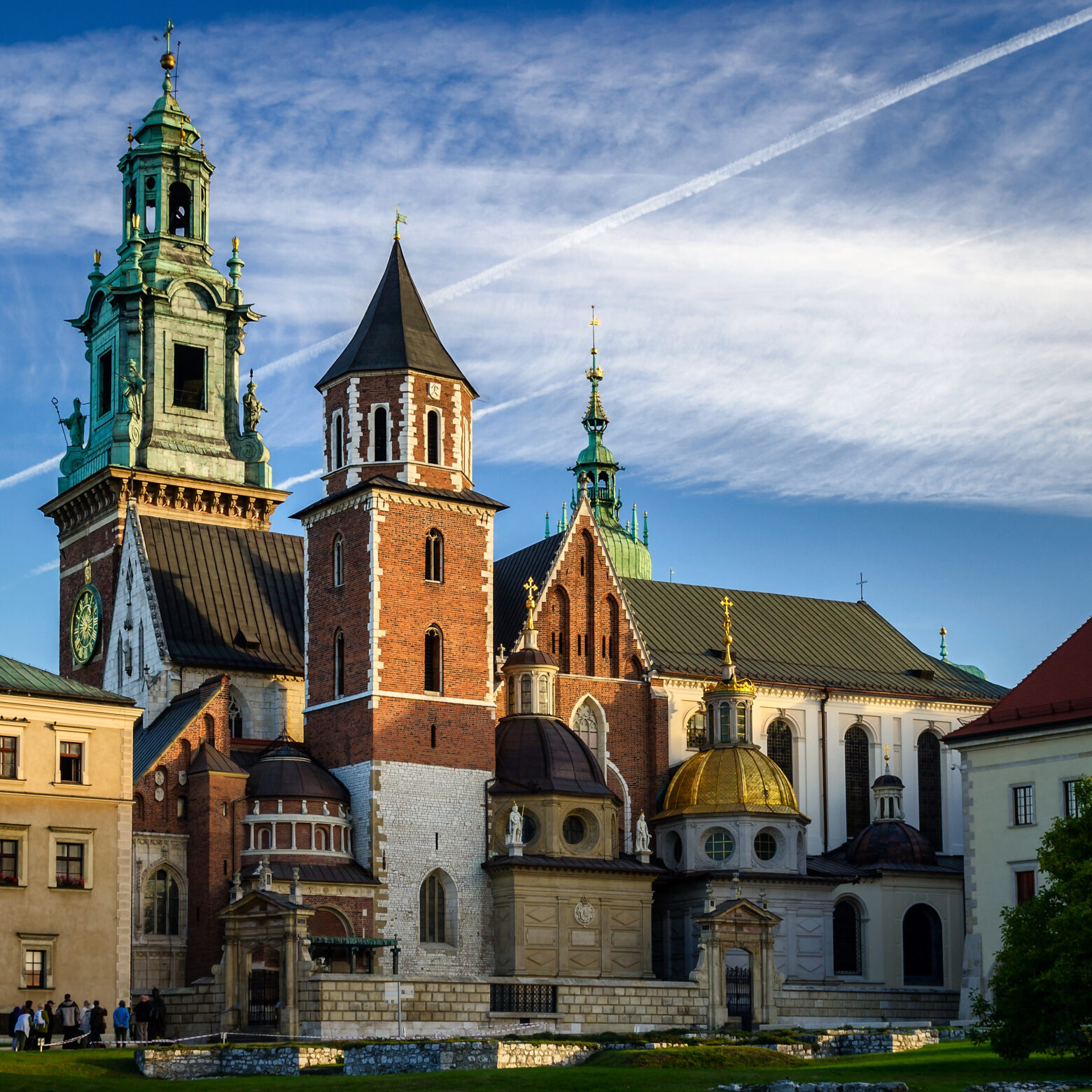 https://upload.wikimedia.org/wikipedia/commons/1/1a/Wawel_katedra2.jpg